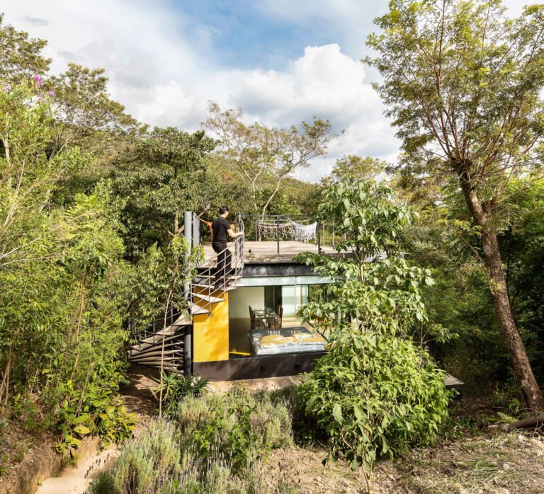 Loft Between the Timber / Rudner Lopes Arquitetura