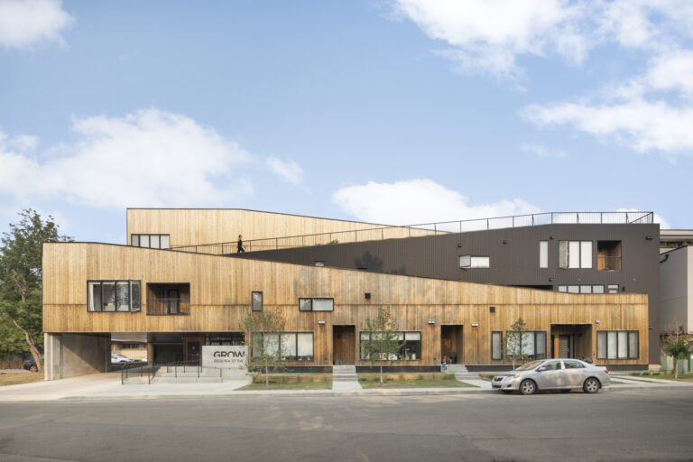 GROW Housing / Fashionable Workplace of Design and Structure