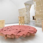 sho ota يسلط الضوء على جودة الحبوب الخشبية ، كما لو كان يستمع إلى المادة