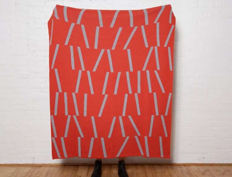 Eco Broken Lines Throw بواسطة Elodie Blanchard x In2Green 