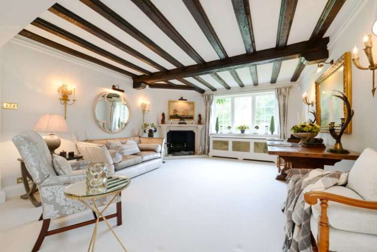 غرفة المعيشة في البيت الرئيسي.