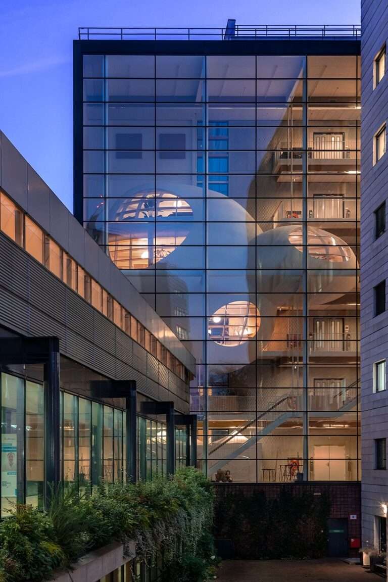 توفر الحصى العائمة داخل مستشفى الأطفال في نايميخن أجواء منزلية دافئة