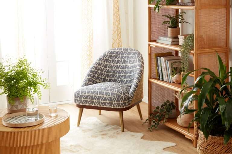 ربما تحتوي الصورة على أثاث ، طاولة ، غرفة معيشة ، غرفة داخلية ، وخزانة كتب