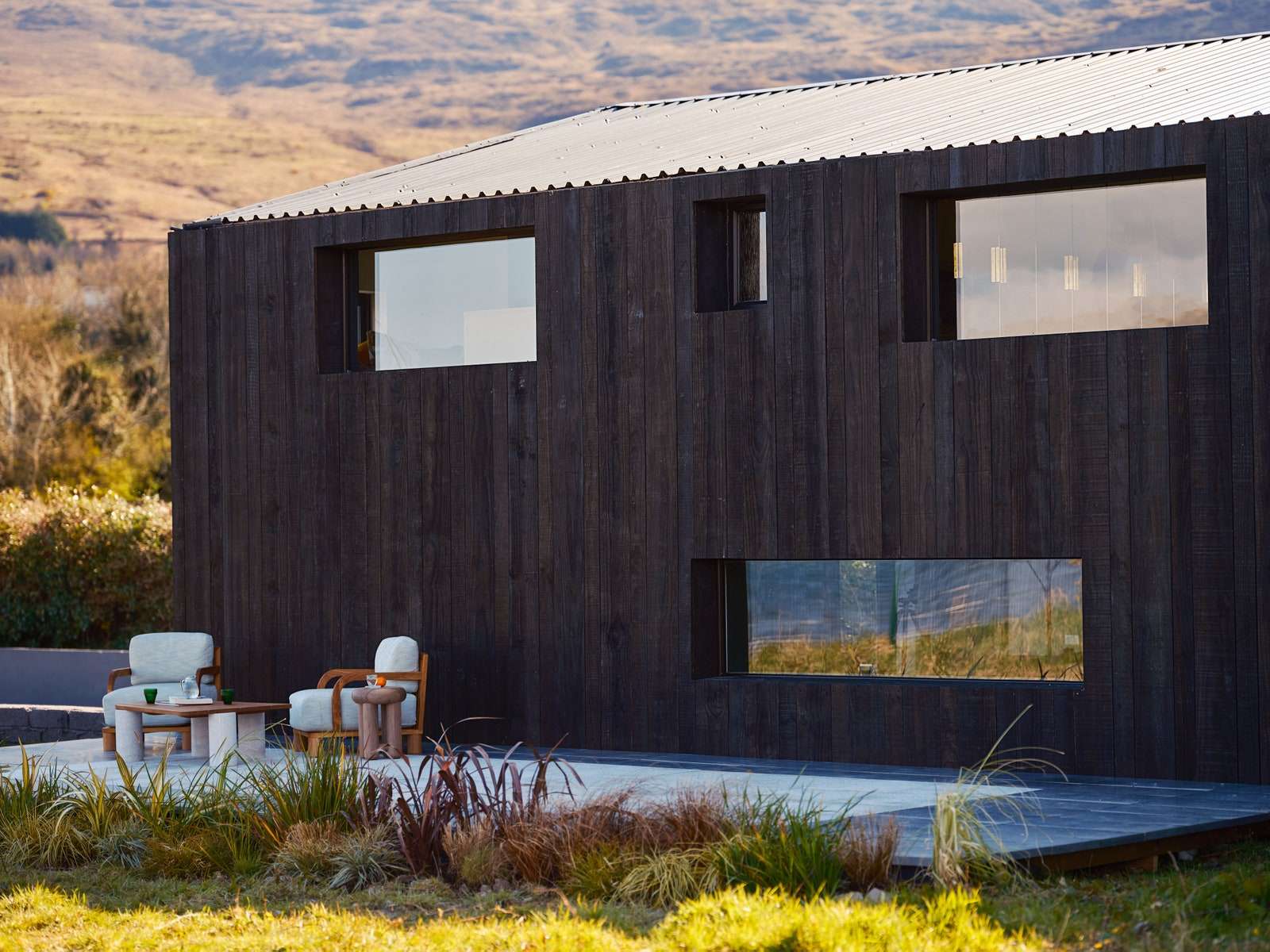 ربما تحتوي الصورة على Nature Building Outdoors Housing Shelter Countryside Rural House and Cabin