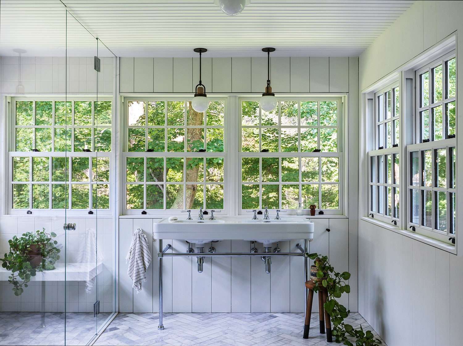 مغاسل الحمام داخل الغرفة ونافذة الصورة