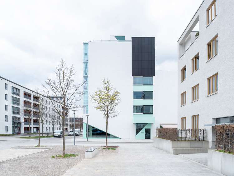 مبنى سكني في ميونيخ يفوز بعام 2022 DAM Preis للهندسة المعمارية في ألمانيا ، مبنى San Riemo السكني من ARGE Summacumfemmer Büro Juliane Greb. صورة © بيتر كراج