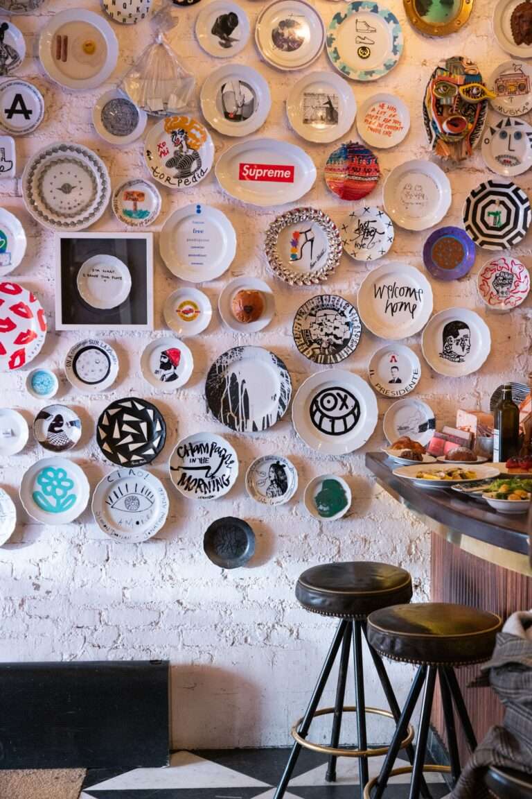 قد تحتوي الصورة على بورسلين آرت فخار أثاث صحن مائدة طعام ووجبة