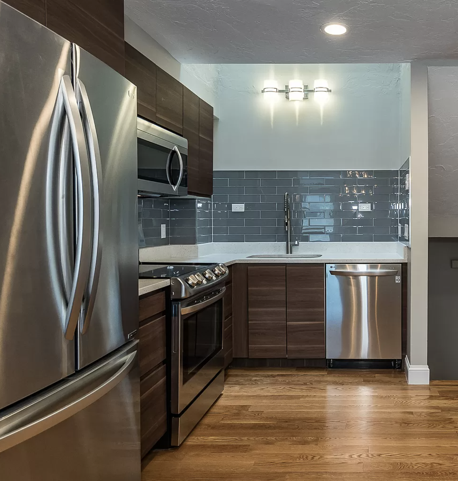 ربما تحتوي الصورة على غرفة ومطبخ داخلي