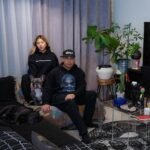 كيمبرليان ميندوزا وجون فنسنت سالسيدو مع كلابهما الفرنسية رالفي كابوني وديلا جونيا.