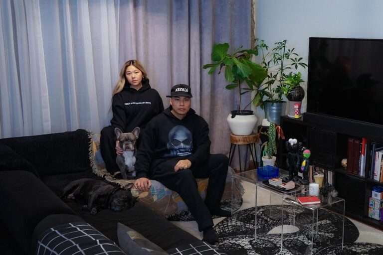 كيمبرليان ميندوزا وجون فنسنت سالسيدو مع كلابهما الفرنسية رالفي كابوني وديلا جونيا.