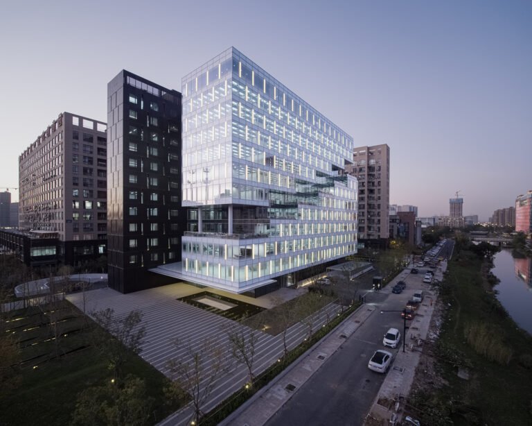 Viewshine Headquarters / gad + line+