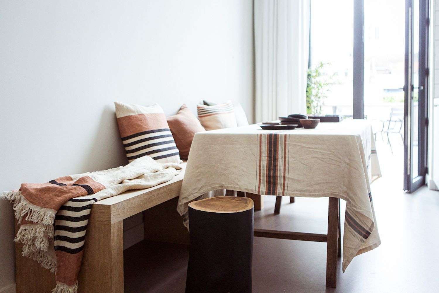 ربما تحتوي الصورة على أثاث ، ديكور منزلي ، غرفة معيشة ، غرفة معيشة ، في الداخل ، خشب ، تصميم داخلي ، أريكة ، خشب رقائقي ، وطاولة