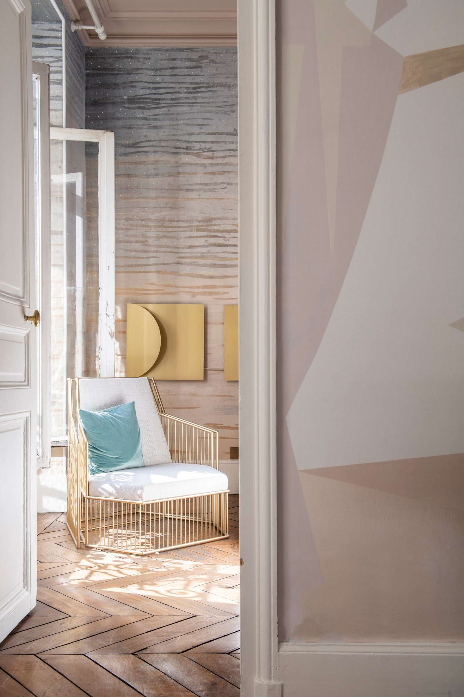 ربما تحتوي الصورة على Interior Design Indoors Home Decor Furniture Chair Room Outdoors and Nature