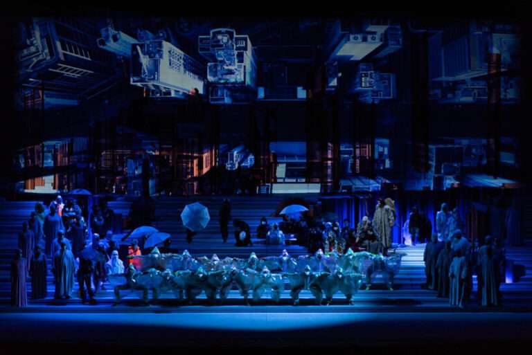 افتتحت أوبرا 