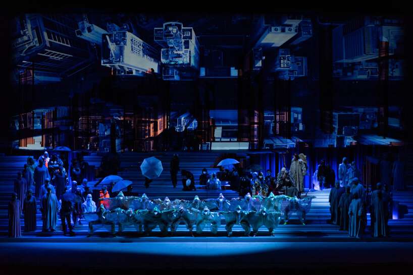 افتتحت أوبرا