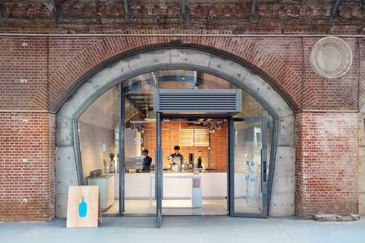 © تاكومي أوتا