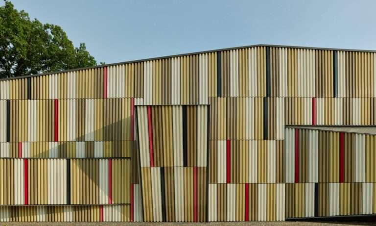 جدار من الألواح المعدنية المموجة يظهر بالواجهات + مدينة نيويورك