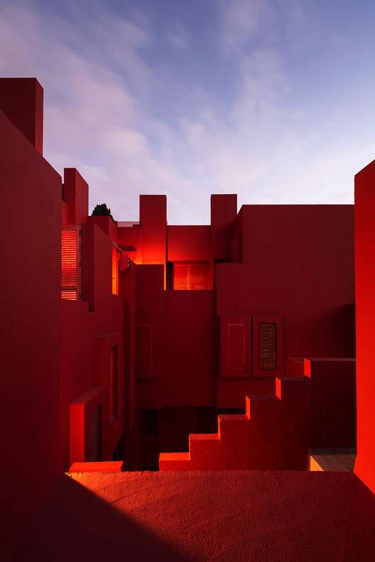 تم التقاط فيلم La Muralla Roja من Bofill في سلسلة صور جديدة مثيرة للذكريات بواسطة Andrés Gallardo ، La Muralla Roja 'Manzanera ، كالبي ، إسبانيا.  صورة © أندريس غالاردو