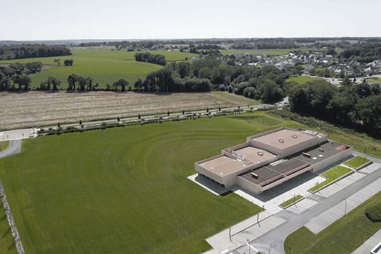 سلسلة من أنصاف الأقواس نحت المركز الثقافي المترابط في فرنسا