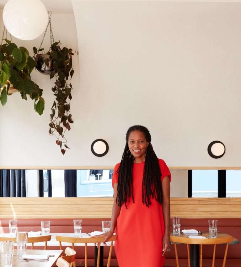 تقف Little Wing Lee الفائزة هذا العام أمام أحد تصميماتها.