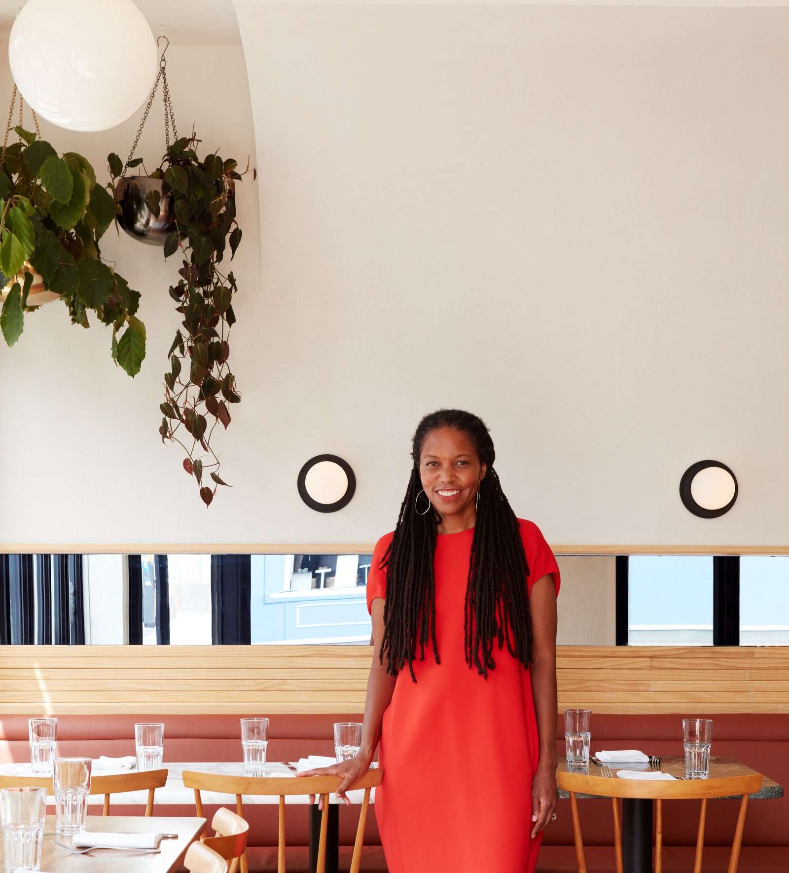 تقف Little Wing Lee الفائزة هذا العام أمام أحد تصميماتها.