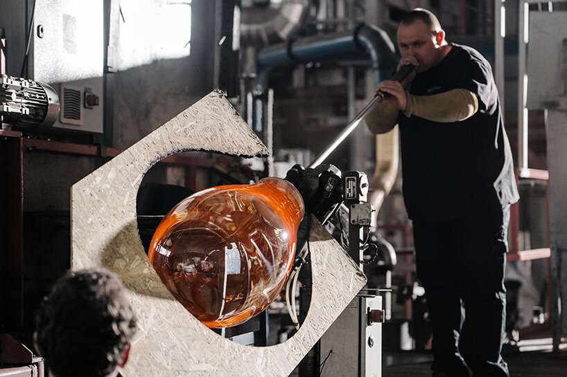 يقوم BOMMA بمحاذاة الأضواء الزجاجية المنفوخة يدويًا في الأبراج النجمية المنومة