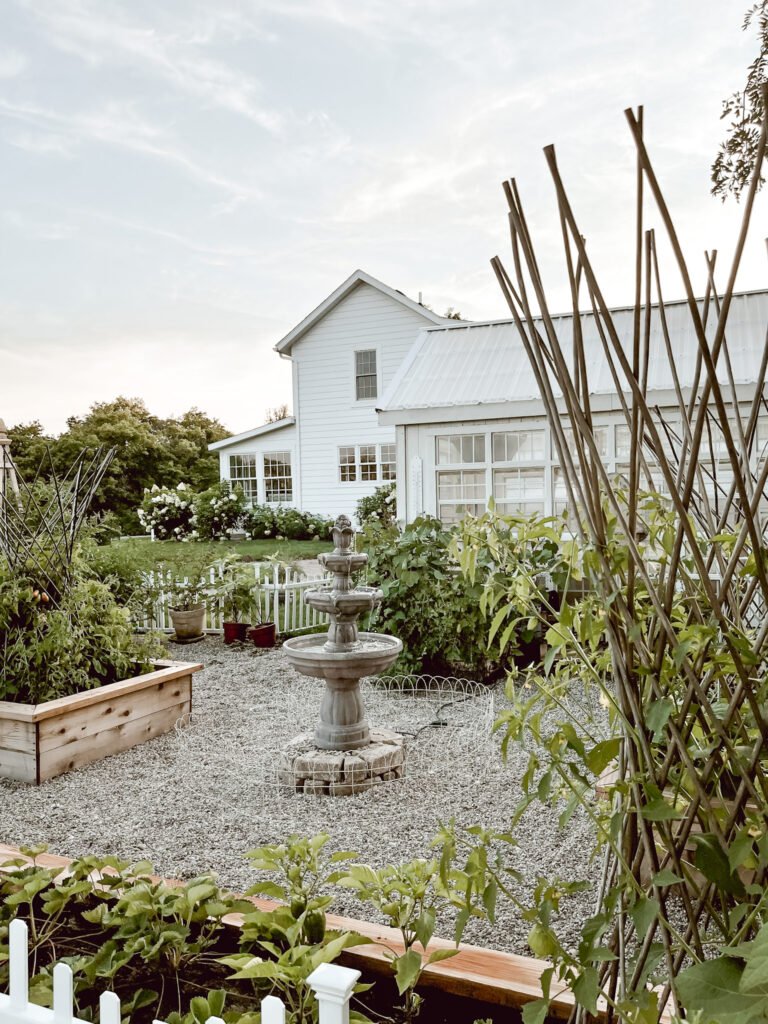 15+ نافورة مستوحاة من الطراز العتيق لحديقة هادئة
