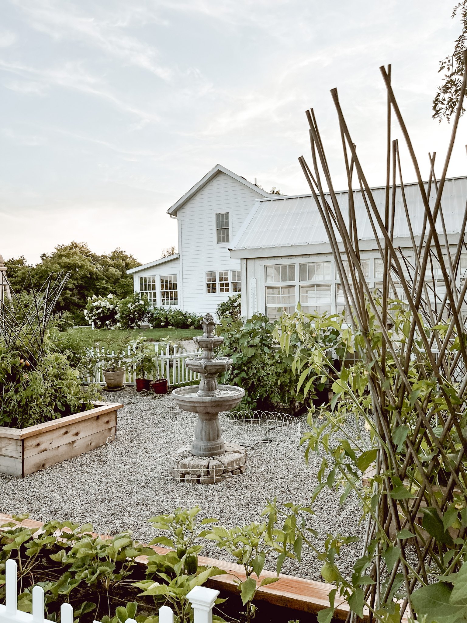 15+ نافورة مستوحاة من الطراز العتيق لحديقة هادئة