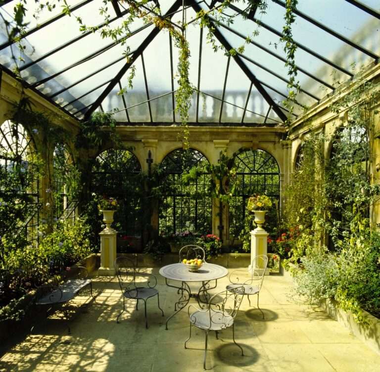 سقف زجاجي بالنباتات والزهور في كل مكان