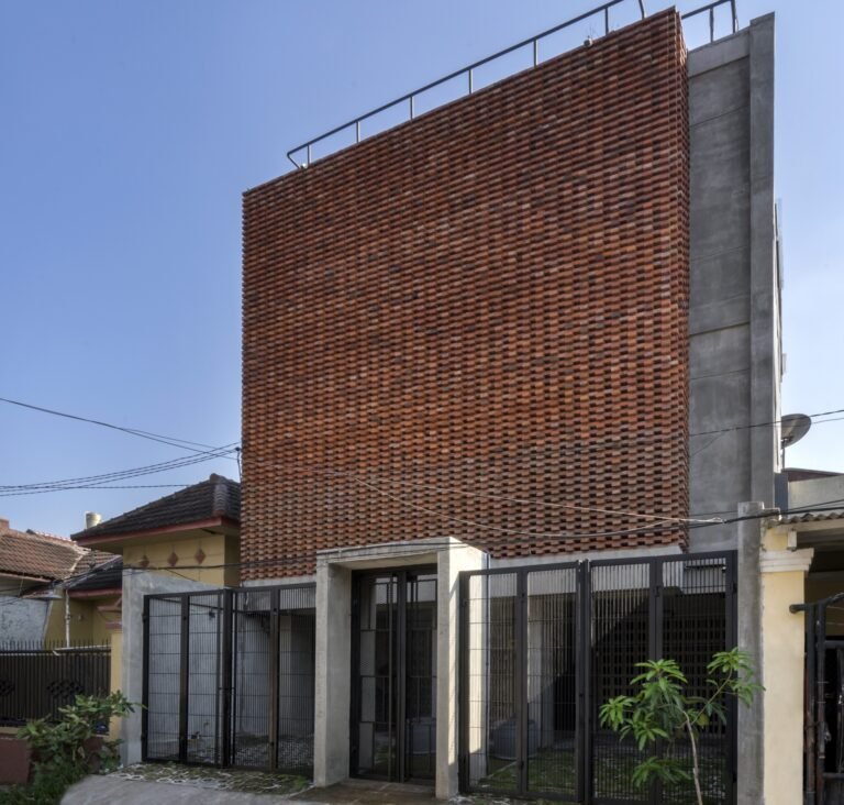 Permeable Junction Boarding House / Andyrahman Architect