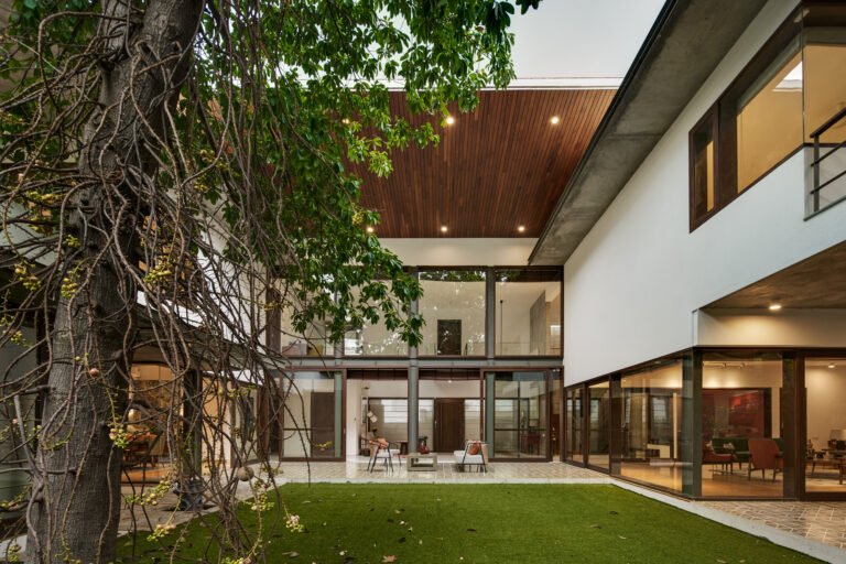 Nagalingam Veedu Residence / Khosla Associates