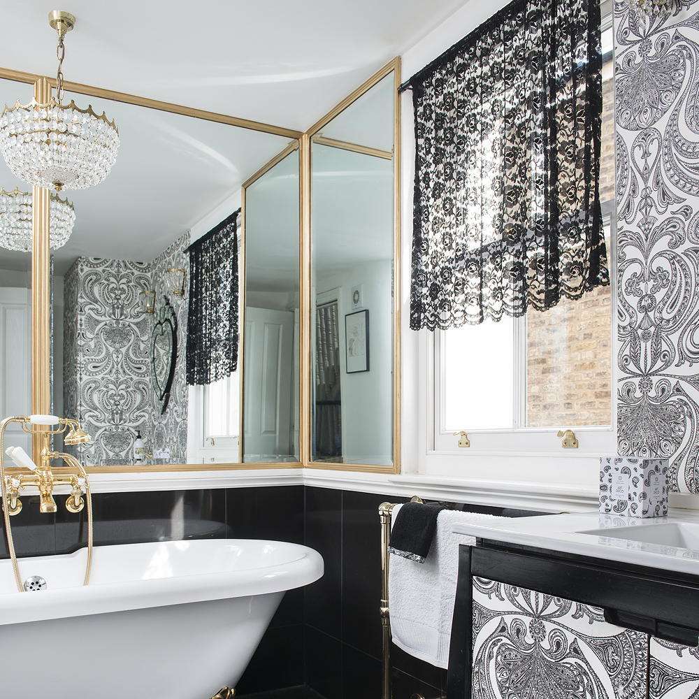 حمام ساحر بجدار عاكس وتفاصيل ذهبية وحوض استحمام أسطواني وثريا