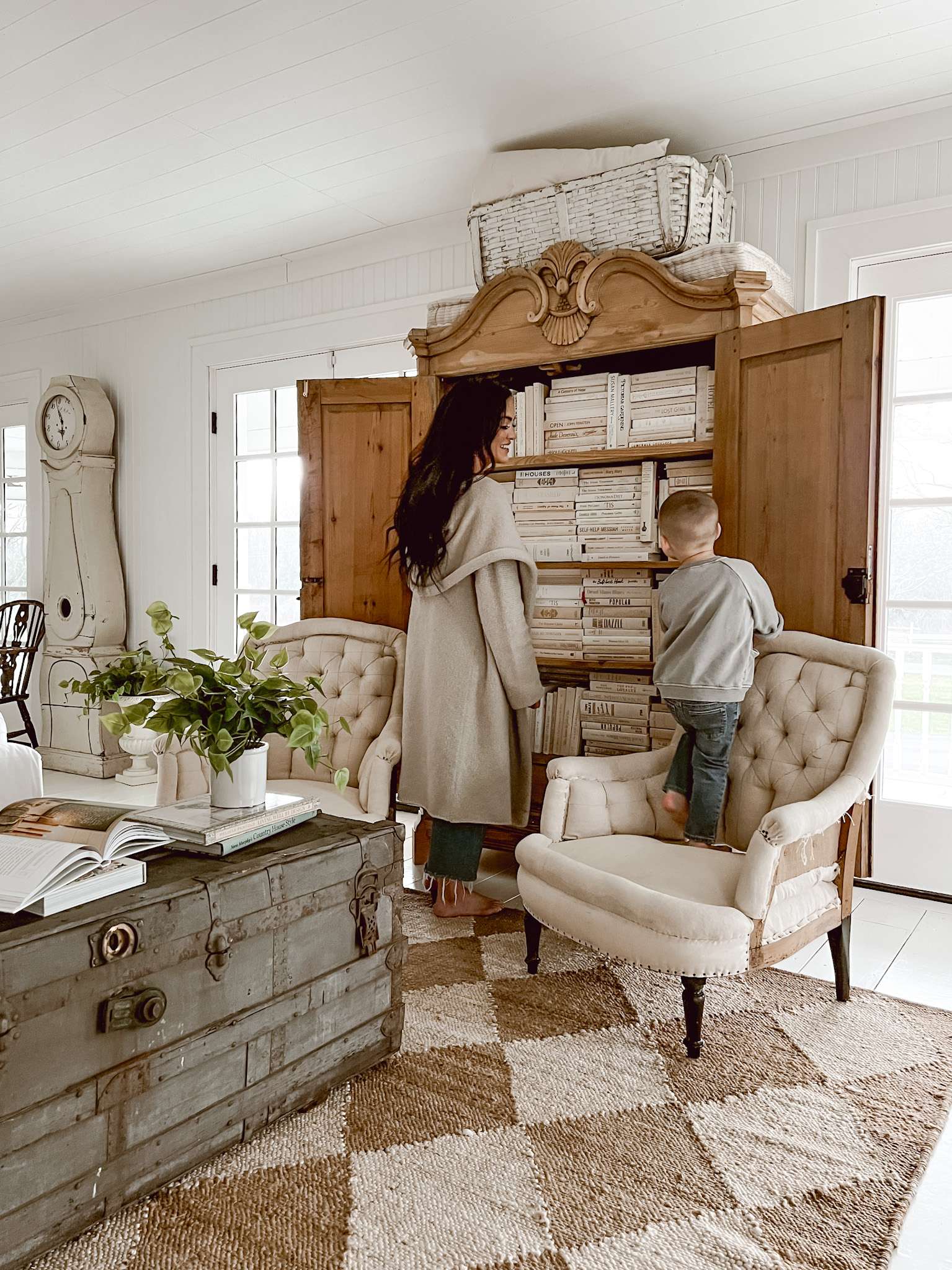 الأشياء المفضلة يوم الجمعة: Cozy Book Club و My First Home Decor Line و My Friday Finds!