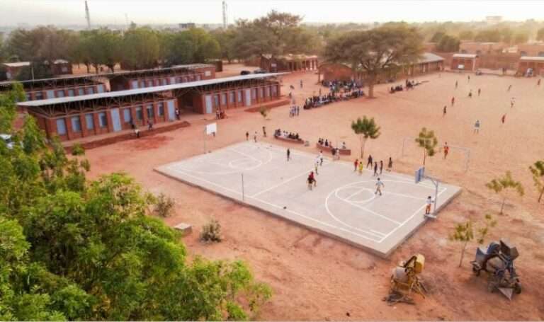 المادة 25 تبني مدرسة في النيجر باستخدام حجر اللاتريت من مصادر محلية