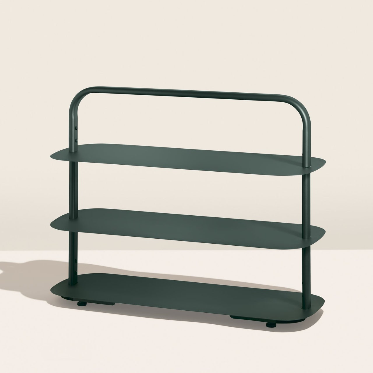 ربما تحتوي الصورة على: رف وأثاث وكرسي