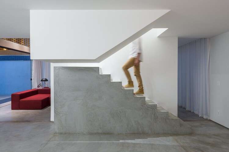 امزج وخطوة: النظر إلى بعض سلالم المواد المتعددة ، © Haruo Mikami