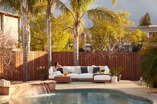 انغمس في خط أثاث خارجي جديد مصمم لراحة فائقة
