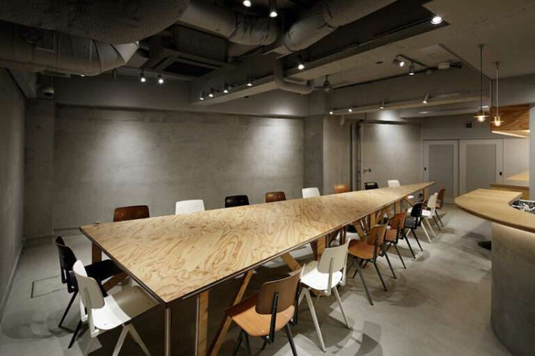 تقوم UENOA بتثبيت طاولات مثلثة قابلة للتحويل في مساحة لتناول الطعام تحت الأرض في طوكيو