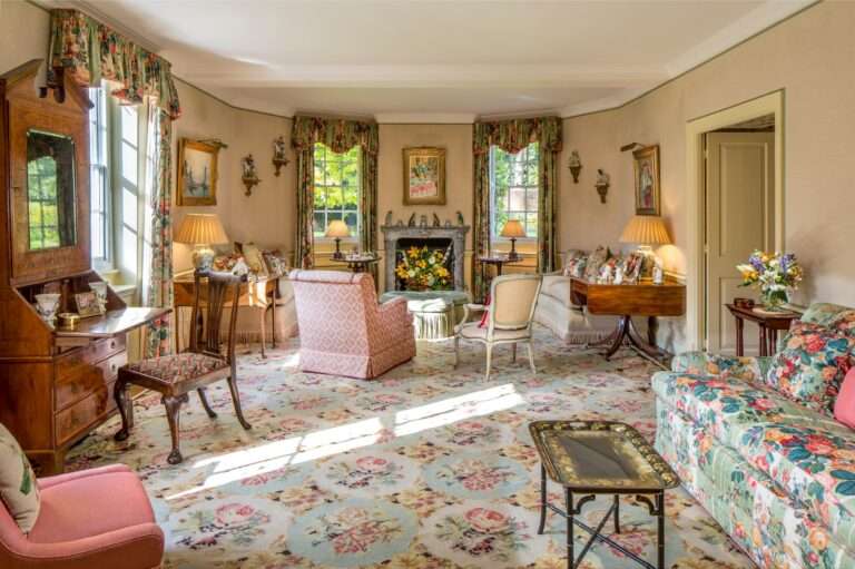 غرفة الرسم في البيت الرئيسي.