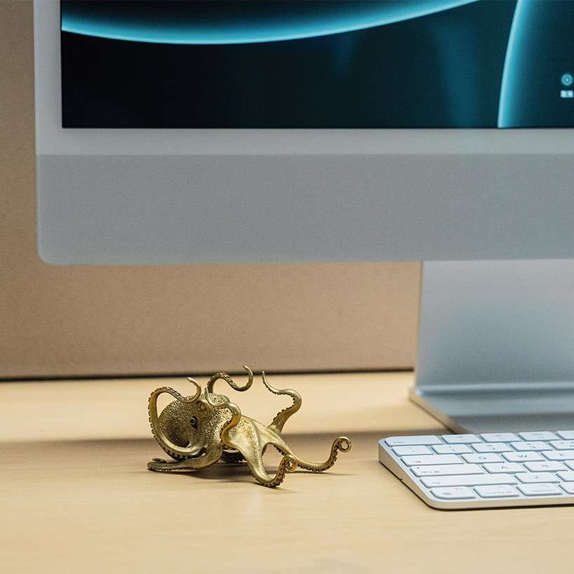 قم بتحديث مكتبك بحامل الأخطبوط هذا بواسطة coppertist wu لتصميمات الإعلانات 1