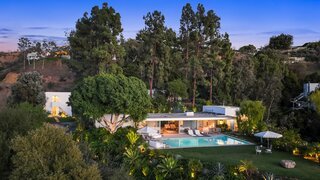 قوائم منزل ريتشارد نيوترا Boxcar – Style Loring مقابل 8 ملايين دولار في هوليوود هيلز
