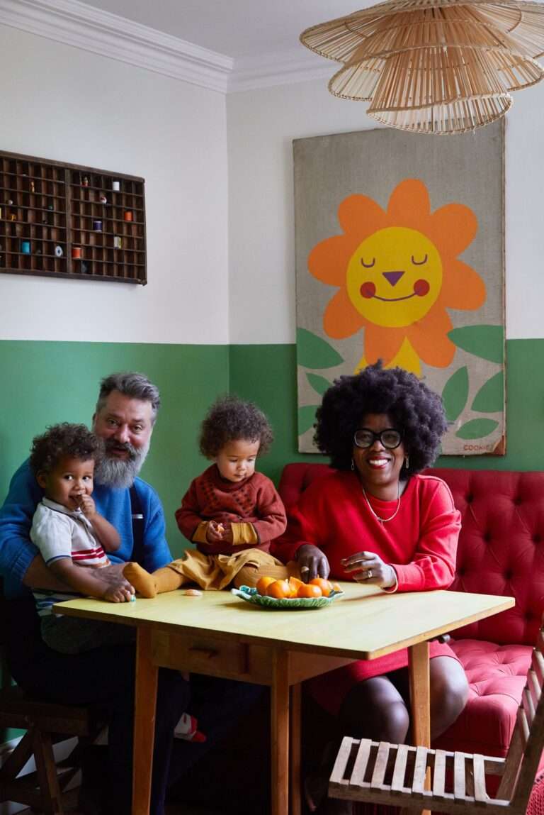 ربما تحتوي الصورة على طاولة شعر وأريكة كرسي أثاث بشري