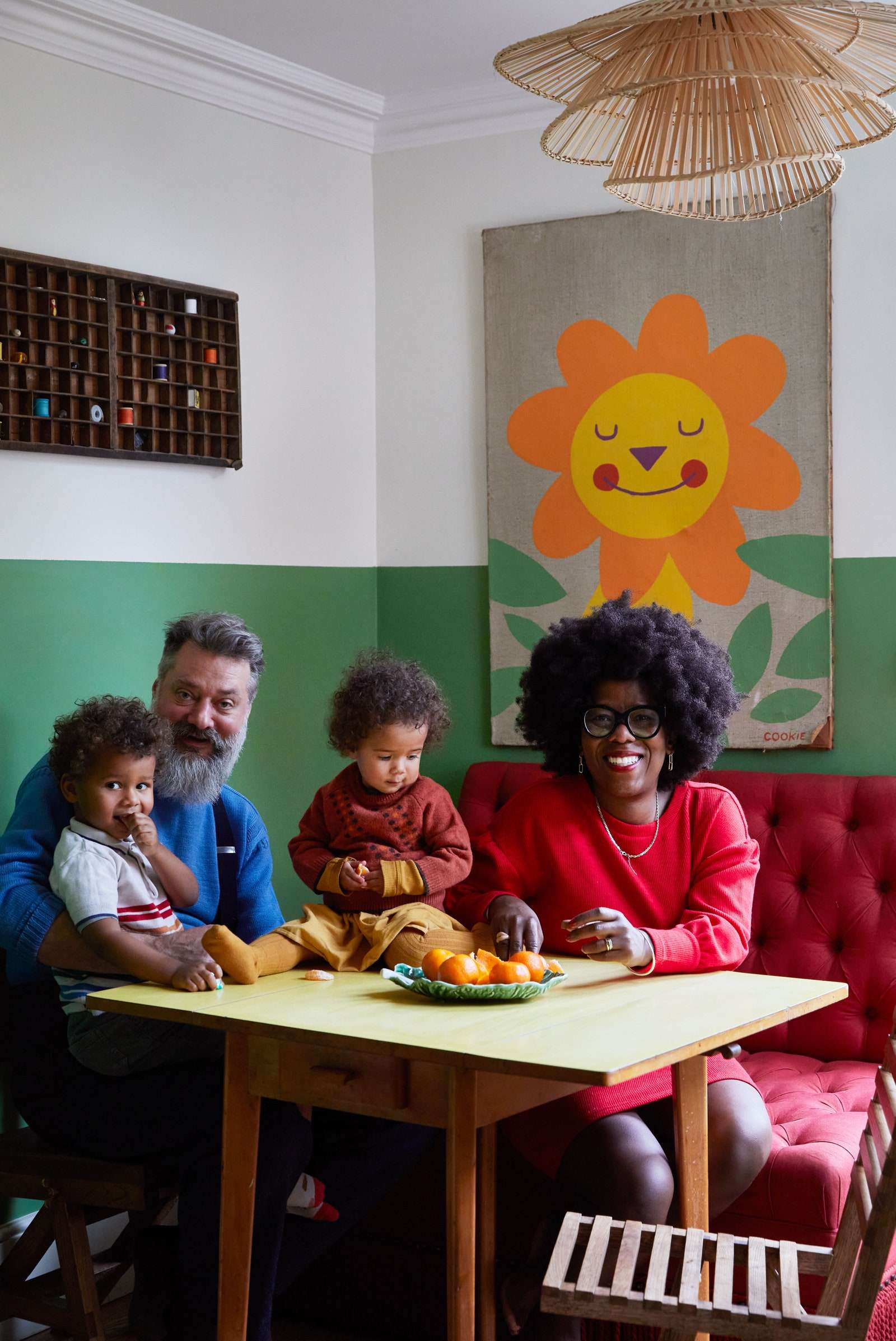 ربما تحتوي الصورة على طاولة شعر وأريكة كرسي أثاث بشري