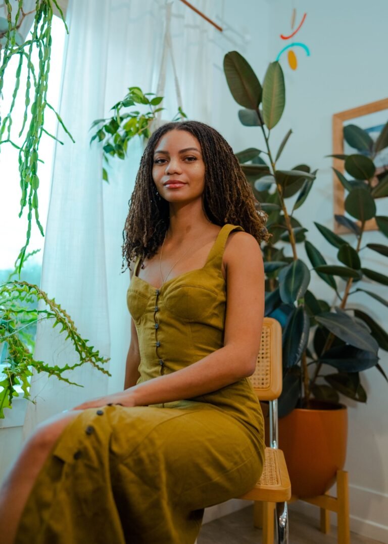 كمعلم ومؤلف حديث لـ The Intersectional Environmentalist Leah Thomas يعمل على تضخيم الأسود و ...