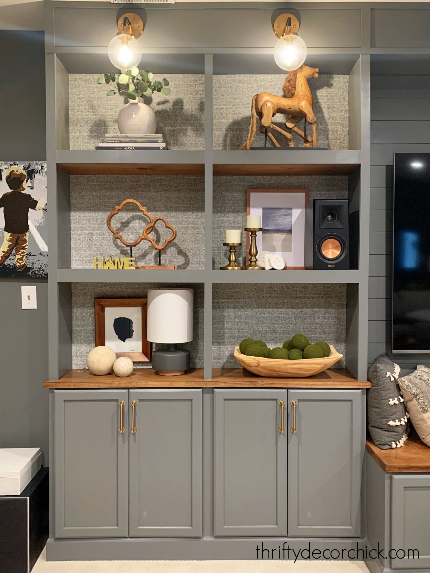 رمادي بني في خزانة الكتب DIY