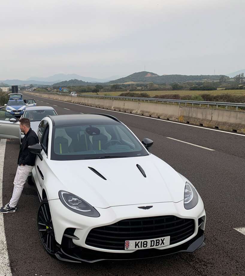 توقفنا أثناء قيادتنا لأسرع سيارة دفع رباعي: أستون مارتن DBX707