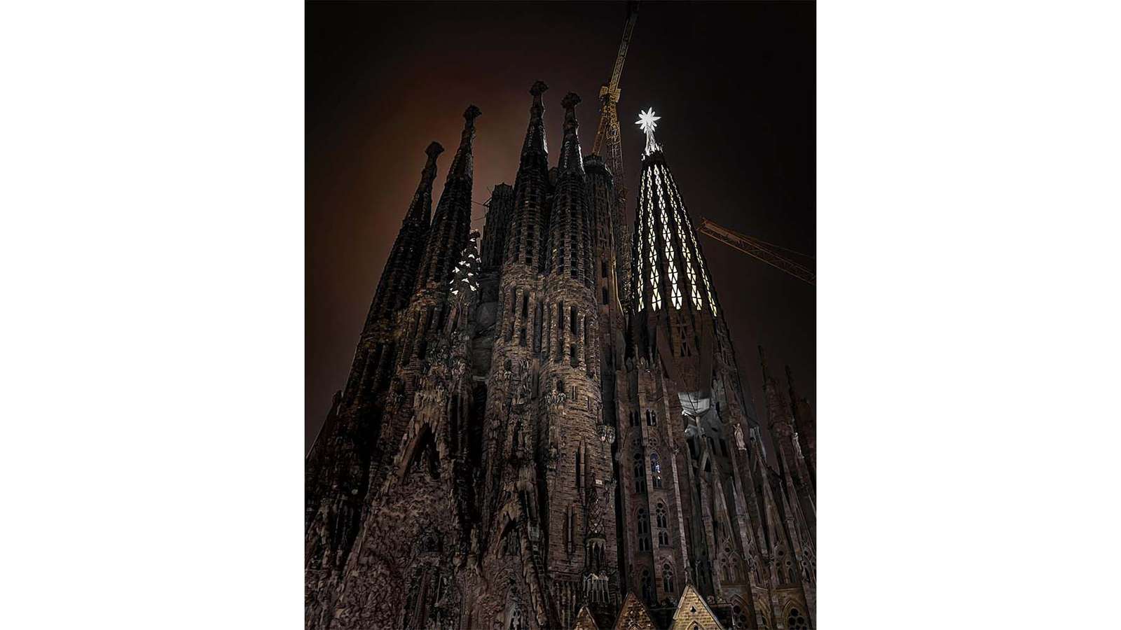 لقطة: نجمة جديدة مضيئة على برج العذراء مريم في ساغرادا فاميليا بواسطة LKL |  2022-03-28