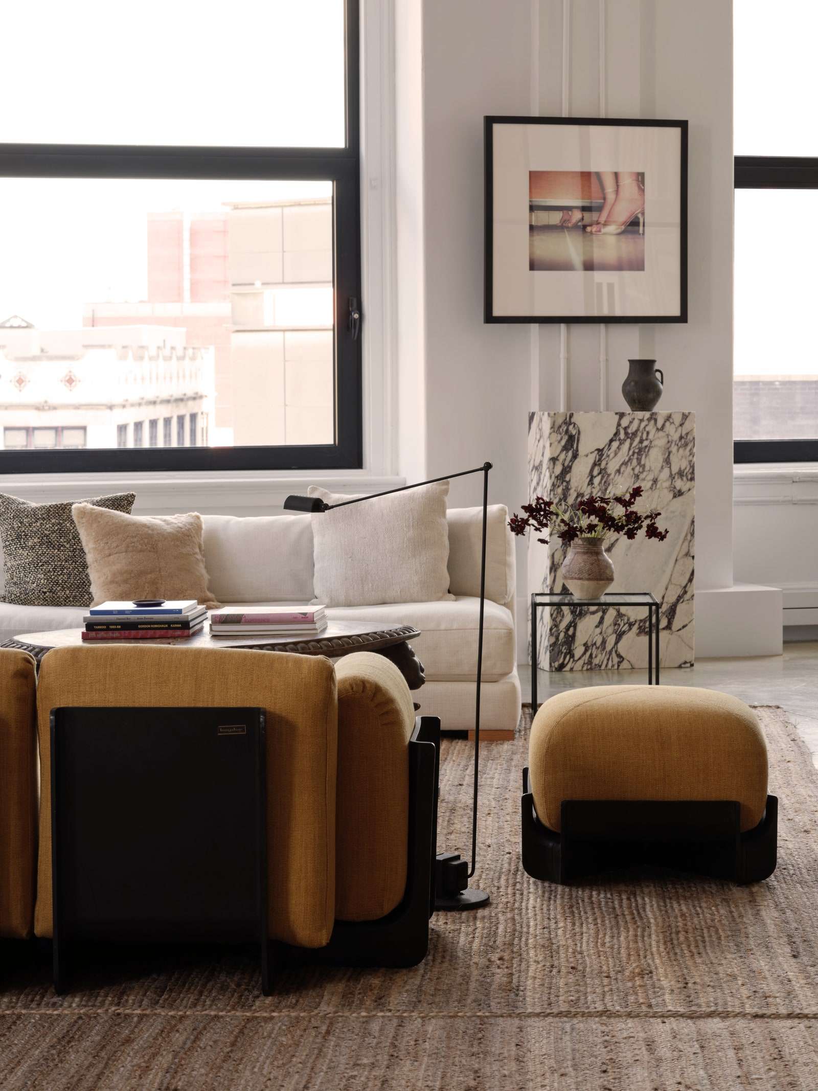 مكتب أبيض نظيف مع أريكة صفراء