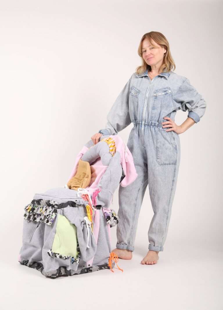 إشارة إلى غلاف كاميلا بغطاء للرأس من عام 2001 هذه المرة مصنوع من بلوزات OffWhite.