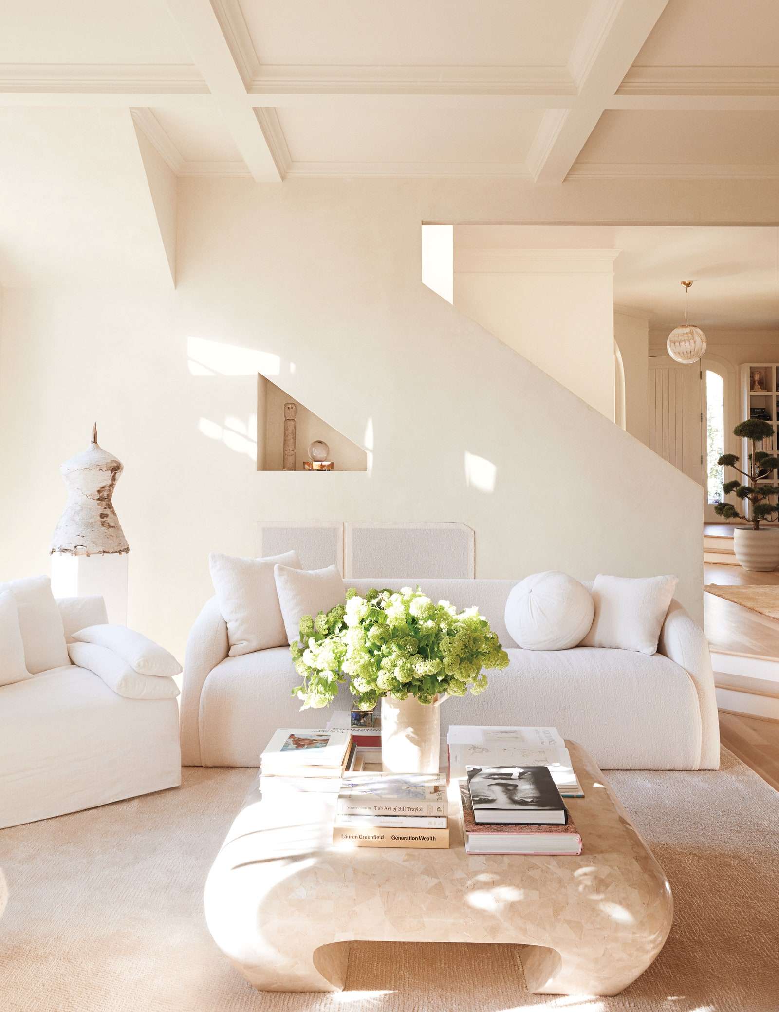 قد تحتوي الصورة على طاولة أثاث غرفة المعيشة غرفة في الداخل طاولة قهوة تصميم داخلي أريكة وسجاد وإسكان